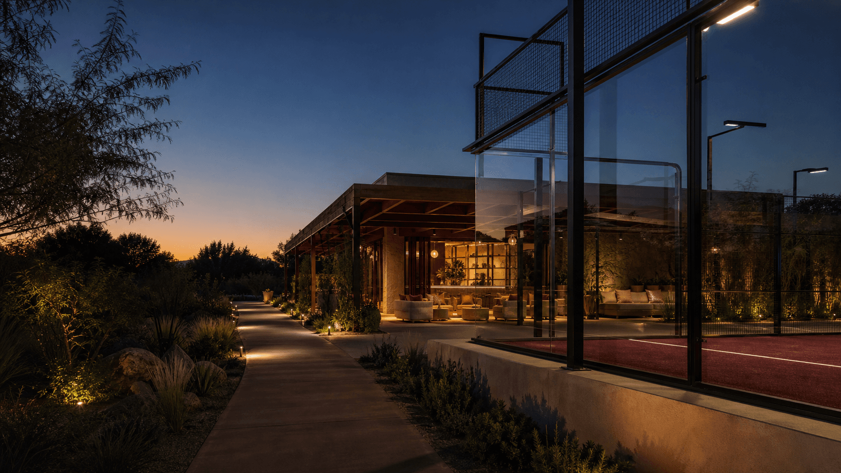 Abendlich beleuchteter Padel Court eines Boutique Clubs